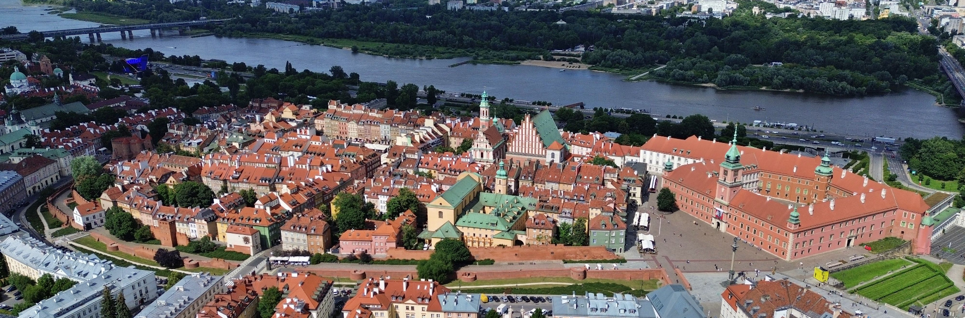 Panorama warszawskiego Starego Miasta z lotu ptaka — czerwone dachy, Wisła i Zamek Królewski