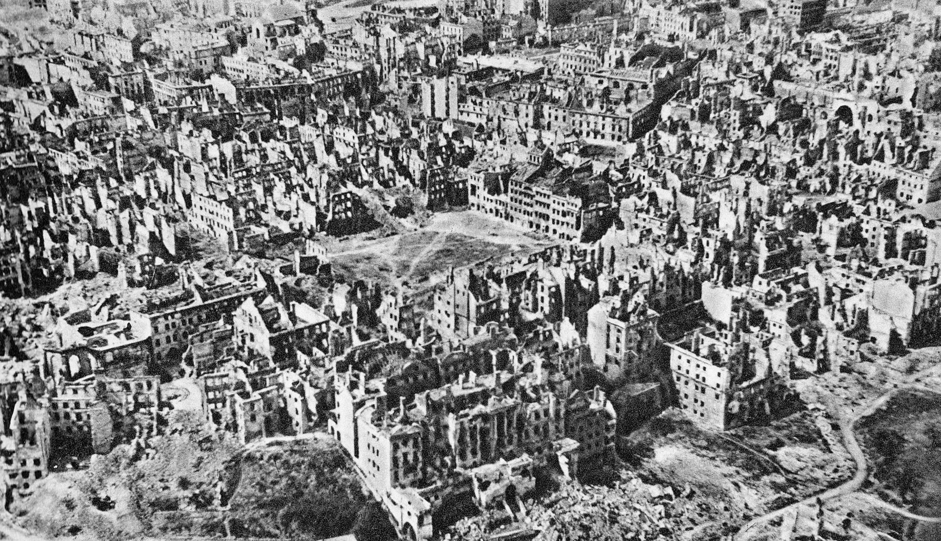 Ruiny Starego Miasta w Warszawie po II wojnie światowej, widok z lotu ptaka, 1945.